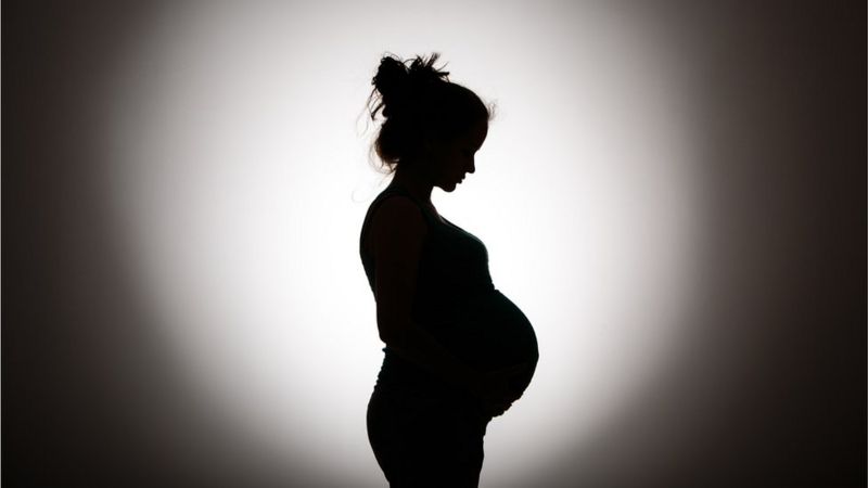 A violência obstétrica, uma realidade alarmante e multifacetada, transcende a mera negligência médica. Ela se manifesta em atos que desrespeitam a autonomia, a dignidade e o corpo da mulher durante a gestação, o parto e o puerpério. Compreender suas diversas formas e as implicações legais, especialmente quando resulta em danos ao feto, é crucial para promover uma assistência obstétrica humanizada e garantir a justiça para as vítimas. Este artigo se aprofunda nessa temática, explorando o conceito de violência obstétrica, suas manifestações, a proteção jurídica do nascituro e o direito à indenização em casos de danos fetais.